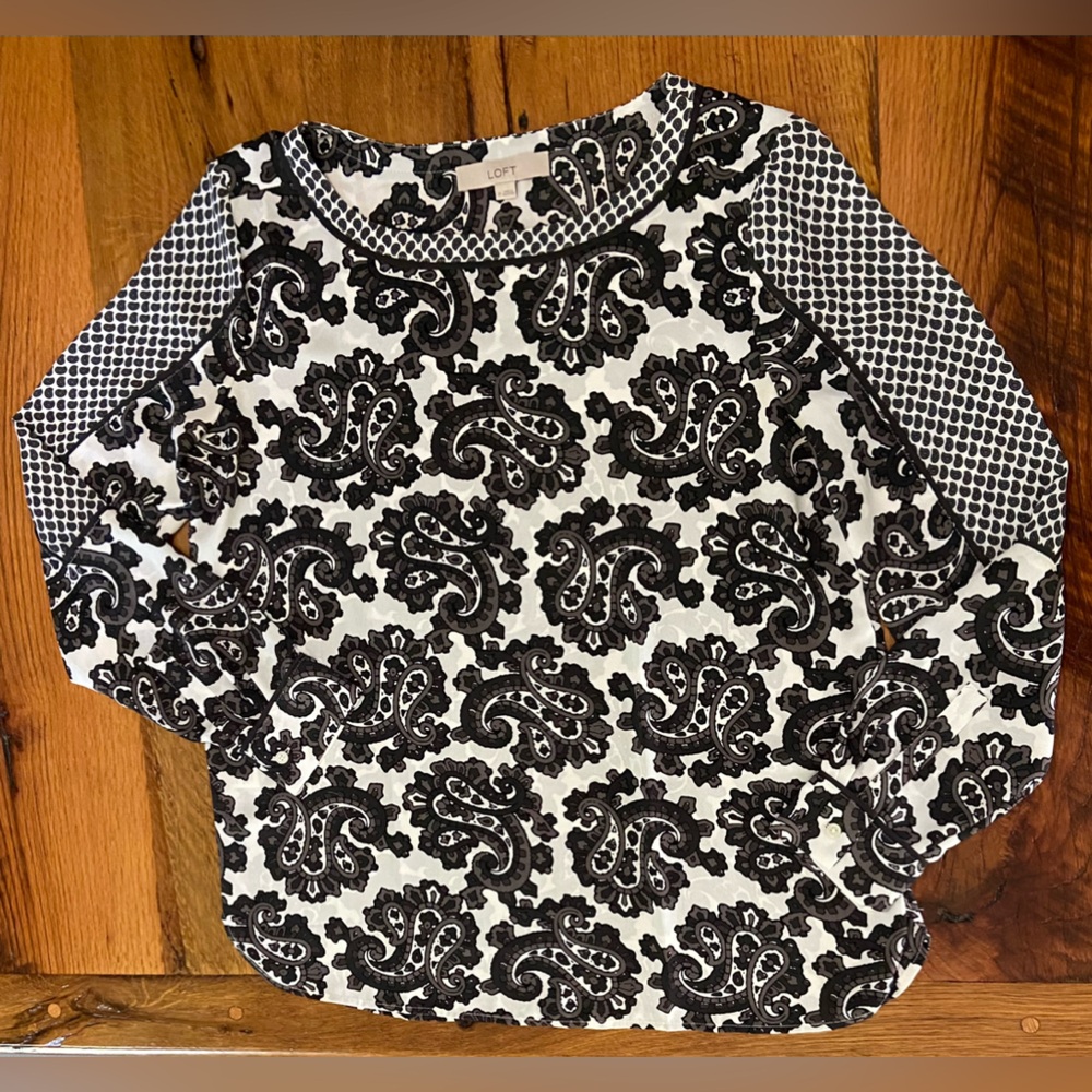 Loft Classic White Top with Beautiful Gray & Black Paisley Print & Trim, Sz Med